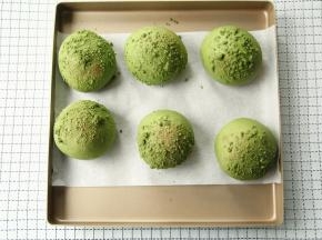 烤盘出炉轻振出热气，冷凉。