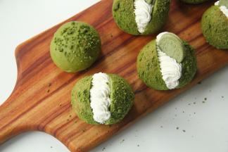 面包从顶部切开不切断，6-8齿中号裱花嘴，挤上适量淡奶油，放上奥利奥饼干装饰。挤上白巧克力线条，筛上适量糖粉作最后装饰！