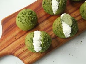 面包从顶部切开不切断，6-8齿中号裱花嘴，挤上适量淡奶油，放上奥利奥饼干装饰。挤上白巧克力线条，筛上适量糖粉作最后装饰！