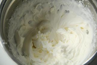 淡奶油加糖打成裱花状态。白巧克力装入裱花袋隔水融化。