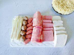 准备一些自己喜欢吃的食材，分别切片备用。