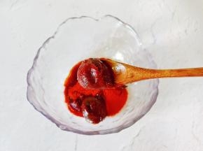 辣椒酱两勺，生抽两勺，蚝油一勺。