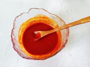 加三勺清水搅拌均匀。