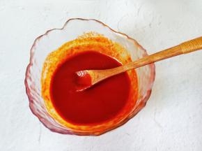 加三勺清水搅拌均匀。