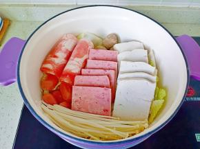 白菜打底，依次码上配菜。