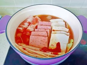 倒上酱汁，加适量的清水或者高汤。