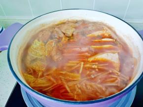 开大火将食材煮熟。