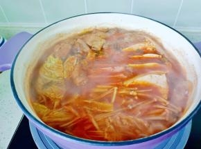 开大火将食材煮熟。