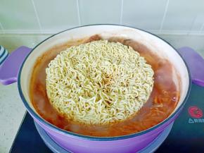 最后放方便面煮。