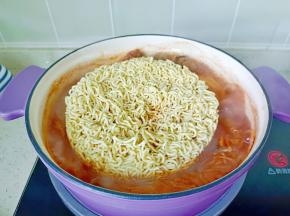 最后放方便面煮。
