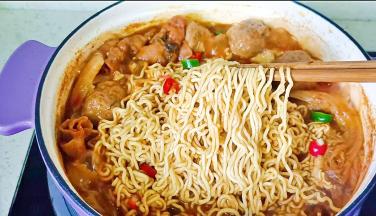 煮好的方便面吸收了酱料的汤汁，味道赞。