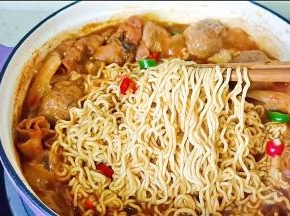 煮好的方便面吸收了酱料的汤汁，味道赞。