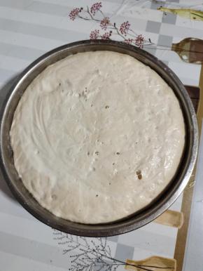 面粉中加入一勺盐，发酵粉拌匀，放入适量的温水，揉成偏软的面团，盖上保鲜膜，放在温暖处发酵至两倍大！（做馅儿饼的面团要软一点，越软做出来的越好吃宣软！如果太软粘手，可以再手上抹点油揉面，就不会粘手了！）