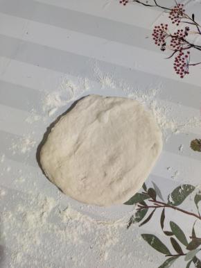 发酵好的面团，不用揉搓排气！直接揪一块儿。蘸点面粉，按压成饼状！