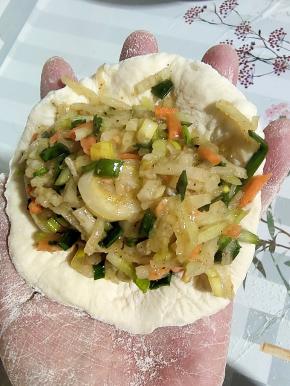 放入适量的萝卜丝馅儿！