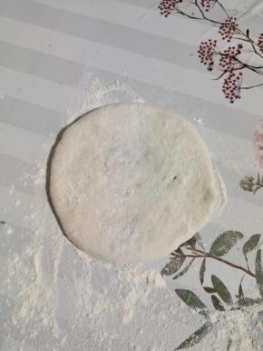 像包包子一样，包起来，收口向下，按压成饼状！（饼胚要均匀的按压，按的薄一点，记得别按压破了，露馅儿了！这样做出来的馅儿饼皮薄馅儿足，才好吃！）