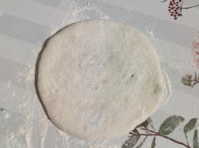 像包包子一样，包起来，收口向下，按压成饼状！（饼胚要均匀的按压，按的薄一点，记得别按压破了，露馅儿了！这样做出来的馅儿饼皮薄馅儿足，才好吃！）