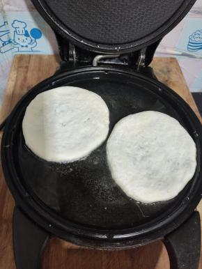 电饼铛提前预热，放入适量的油，把做好的饼胚放进去，表面再刷一层油，盖上盖子！