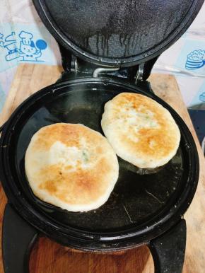 烙至馅儿饼两面金黄即可取出来，再继续烙其他的馅儿饼！