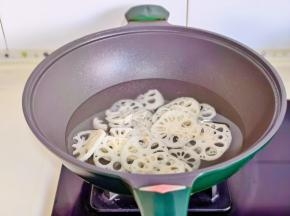 锅中加水烧开，下藕片。