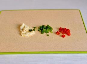 葱蒜辣椒切好。