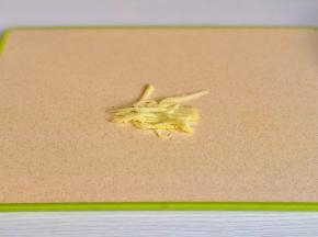 姜去皮两片切丝，两片压成汁。
