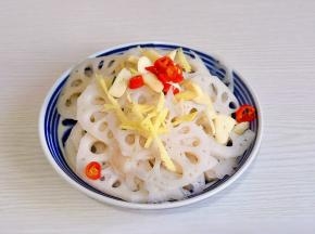 藕片，姜丝，姜汁，辣椒，蒜装盘。