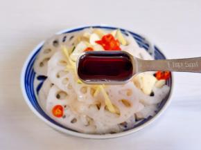 加入酱油。