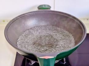 锅中水烧开加盐。