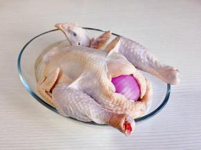 童子鸡洗净后把洋葱塞进肚子里。