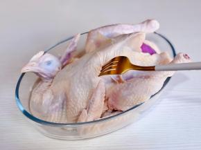 用叉子均匀扎出孔，便于腌制时入味。