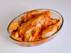 按摩均匀，包括肚子里，盖上盖子入冰箱腌制4小时。