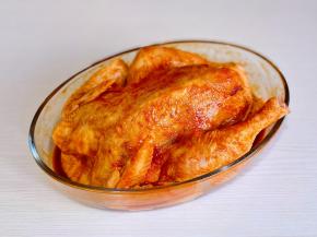 取出再次按摩鸡的全身，再腌制2小时。（腌制一夜也可以，时间久一点更入味）