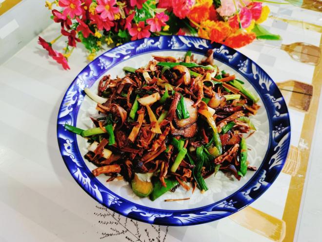 笋干蒜苗炒熏肉
