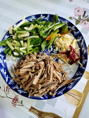 笋干提前用温水浸泡一天一夜切成段。蒜苗洗净切成段，辣椒去蒂切成小块，蒜瓣切成小块，生姜切成丝，干辣椒切成丝备用！