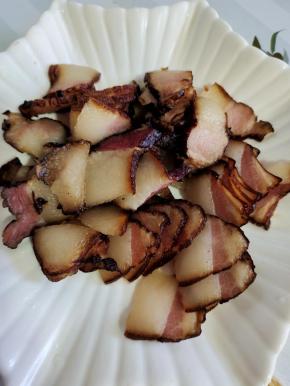 煮熟的熏肉切成薄片备用！