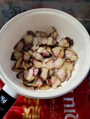 锅烧热，放入熏肉煸炒出油脂！