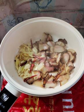 放入蒜瓣，生姜，干辣椒，花椒爆香！