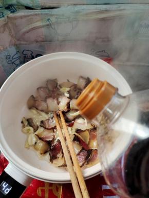 放入少许红烧酱油翻炒均匀！