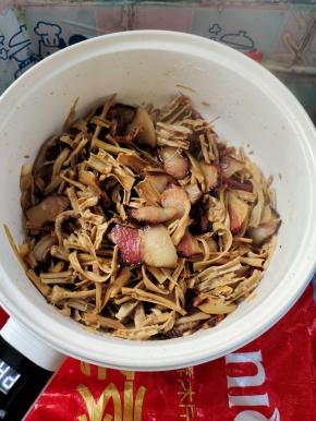 放入笋干翻炒均匀，再小火焖煮10分钟左右！（笋干经过晾晒特别有嚼劲儿，多焖一下，要不然嚼不动！）