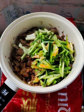 放入蒜苗和辣椒翻炒均匀！