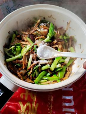 放入少许盐翻炒均匀！