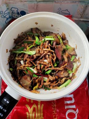 起锅前放入适量的鸡精翻炒均匀即可！