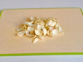 百合掰开洗净。