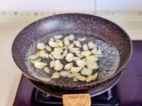 水开下锅焯水30秒捞出备用。