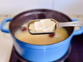 加入冰糖煮8分钟。（不喜欢不加也可以）