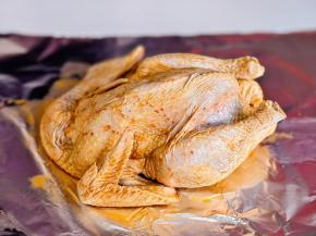 铺一张锡纸刷油，腌制好的鸡放上面。