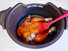 取出撤掉锡纸，鸡翅尖与鸡腿根包上锡纸，150度烤25分钟。