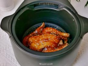 刷蜂蜜撒芝麻再烤5分钟。