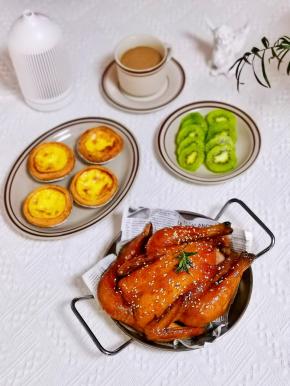 还烤了几个蛋挞，完美下午茶。